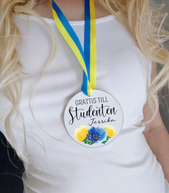 studenten medalj, skolavslutning, studenten hänge, student present, examen present, present till pedagog, present till kollegan, personlig present till pedagog, examen present, personlig mugg, mugg till pedagog, studenten plakat, present till student