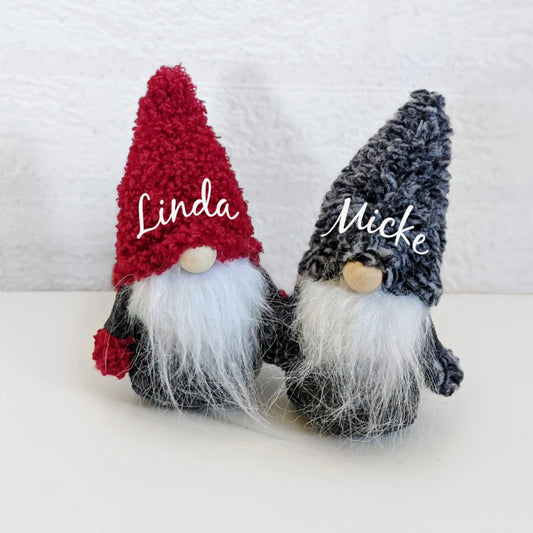 Fluffig minitomte med namn i glitter – röd hatt