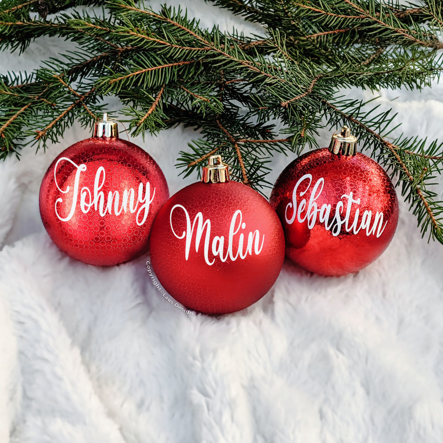 personlig julgranskula i plast med namn och guldsnöre