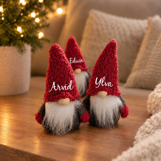 Röd minitomte med eget namn, personlig tomte som juldekoration