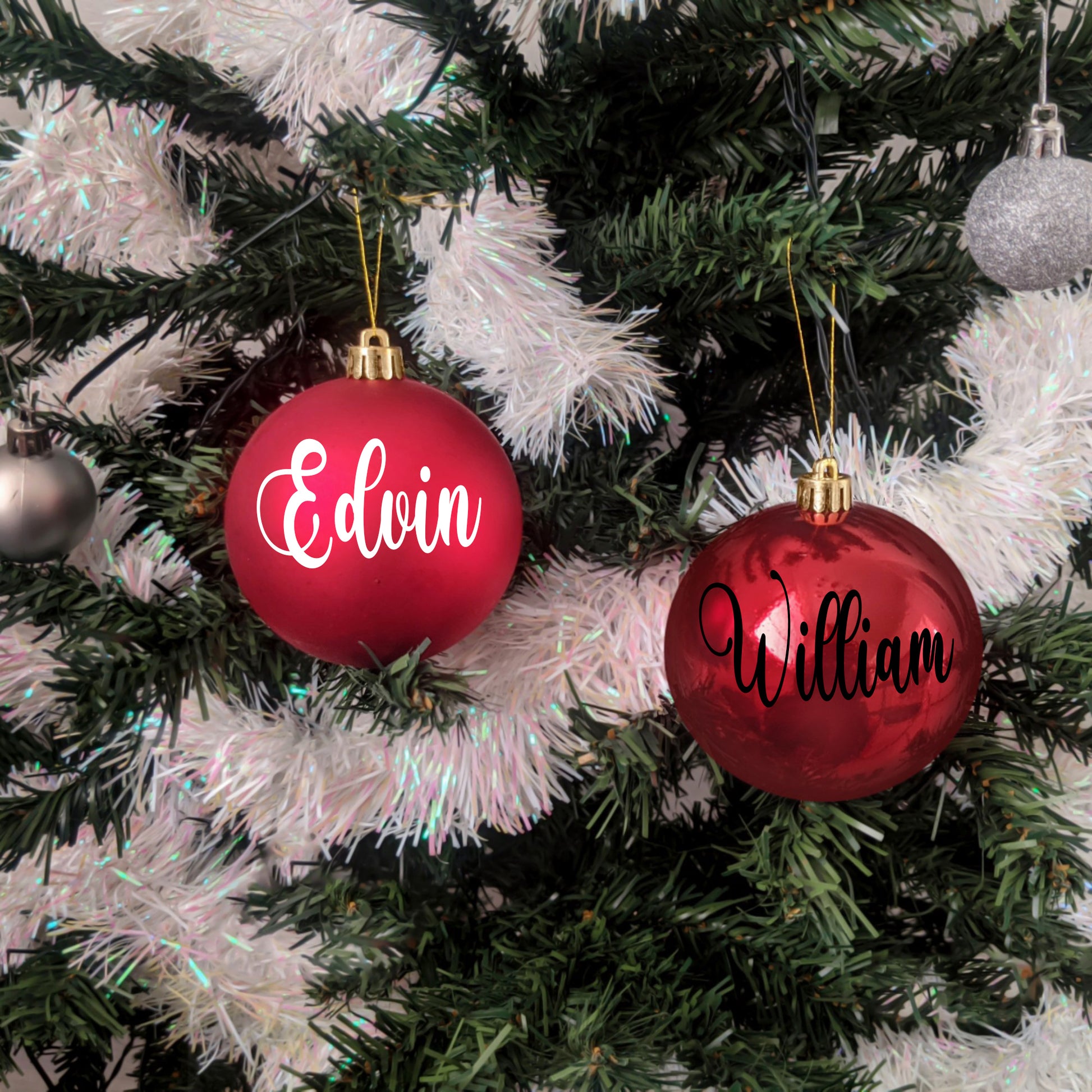 Röd julgranskula med namn – personlig julklapp eller julpynt