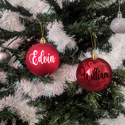 Röd julgranskula med namn – personlig julklapp eller julpynt