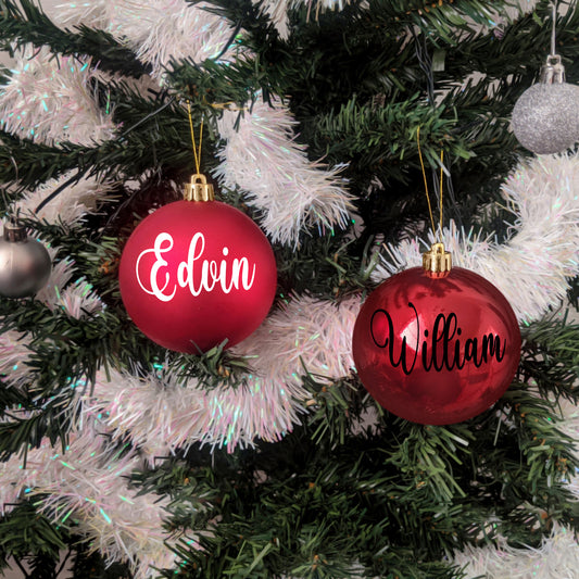 Röd julgranskula med namn – personlig julklapp eller julpynt