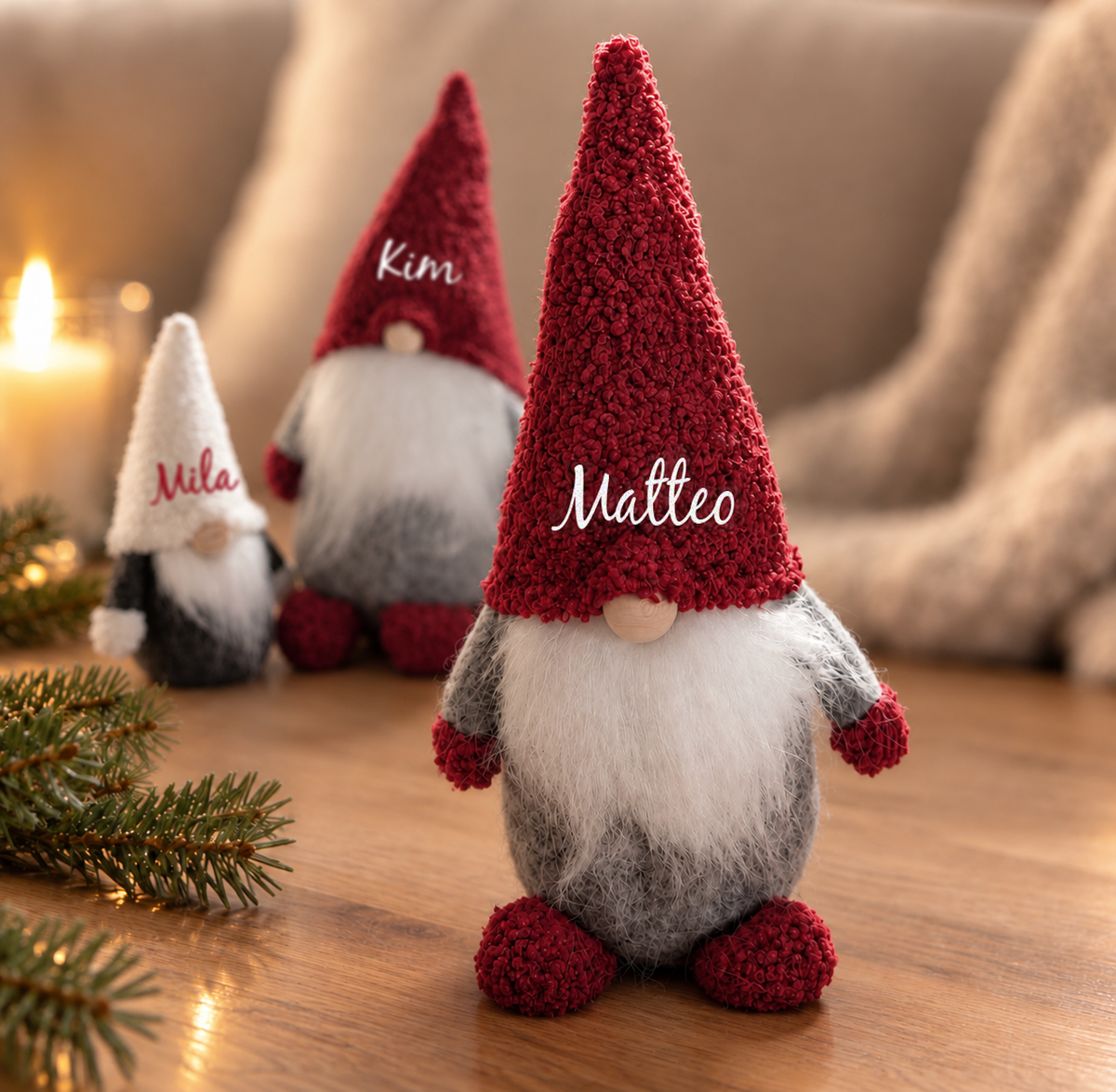 Röd tomte med eget namn i glittrig vit text, personlig juldekoration