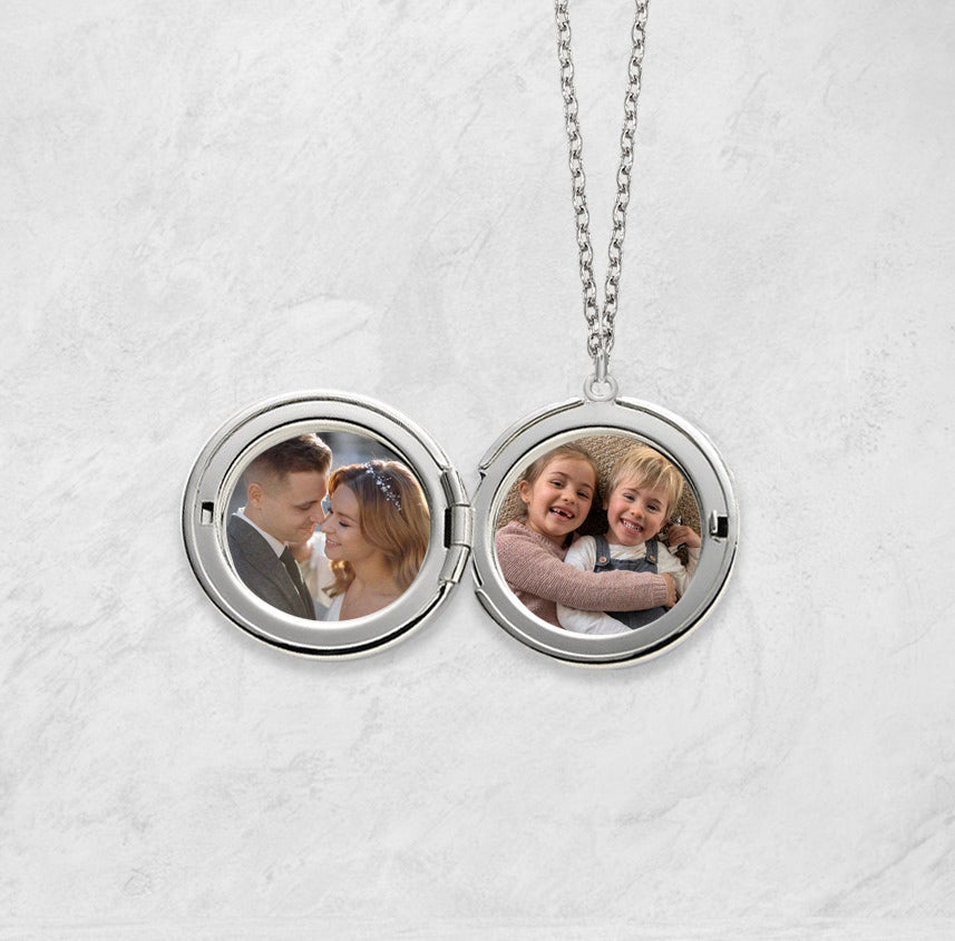 Detaljbild – rund berlock med foto
Personligt halsband – present till Mors dag
Runt foto halsband – med din egen bild