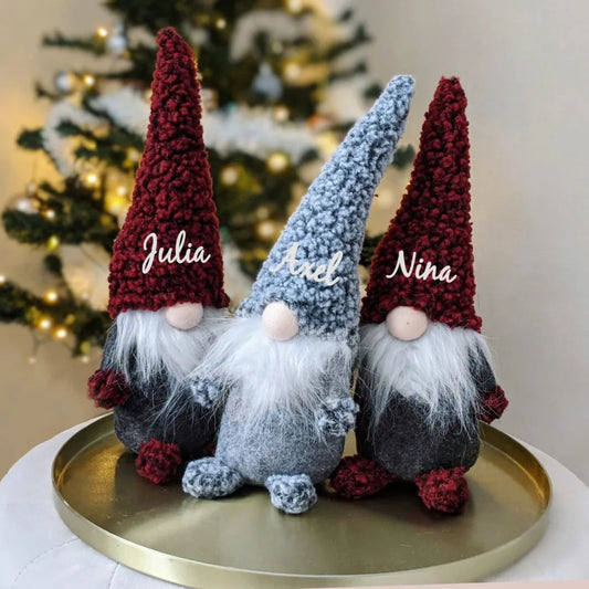 Fluffig tomte med namn – personlig juldekoration